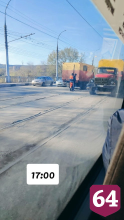 В Саратове трамвай развернуло поперек моста