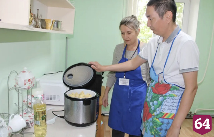 Саратовцев на мастер-классе научили готовить манты 