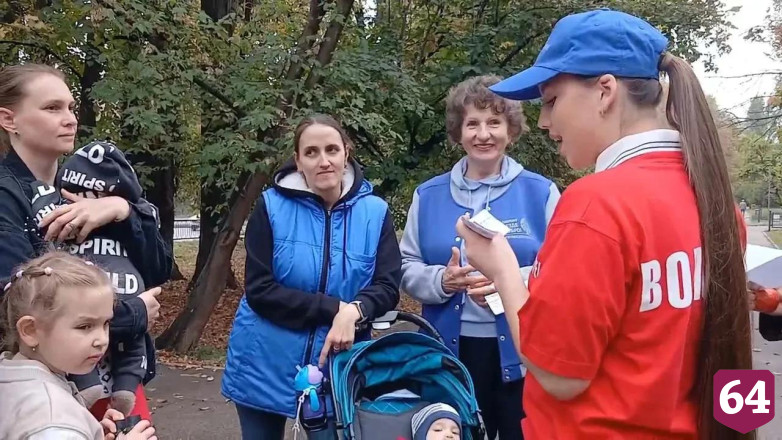 В Саратове пенсионерки и молодежь разгадывали кроссворд на асфальте