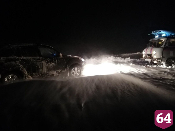Спасатели эвакуируют застрявших на саратовских трассах людей