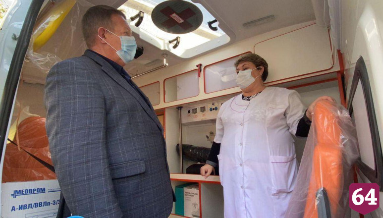 Саратовским врачам вручили ключи от новых машин «скорой помощи»
