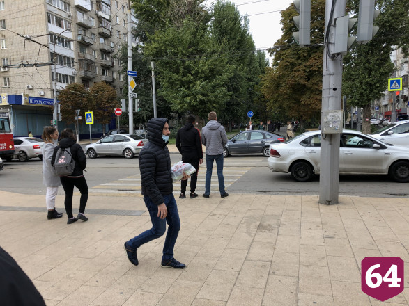 Жители Саратова начали носить маски в общественных местах