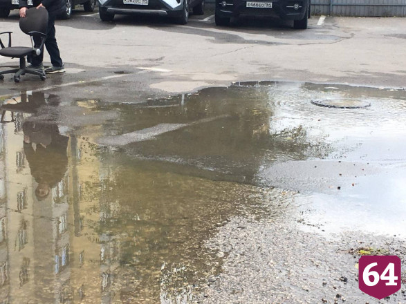 Двор в центре Энгельса тонет в нечистотах