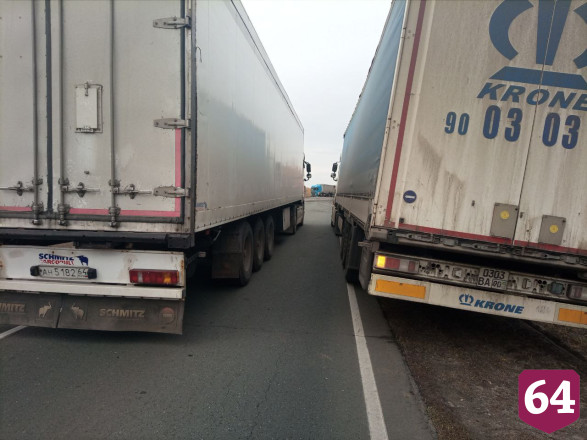 Грузовик перегородил движение на трассе под Саратовом 