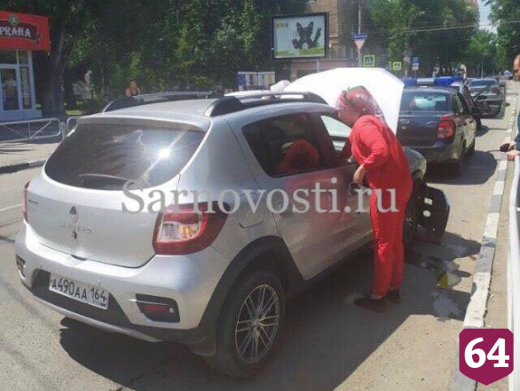 В центре Саратова опрокинулась иномарка с двумя детьми