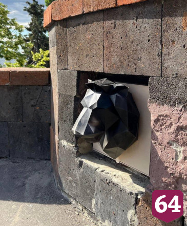 Художник повесил головы животных на улицах Саратова