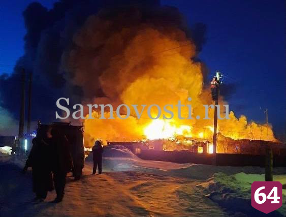 Под Саратовом полыхали дом на 3 семьи и мастерская