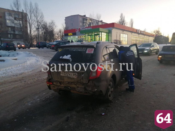 В массовой аварии под Саратовом девушка травмировала ноги