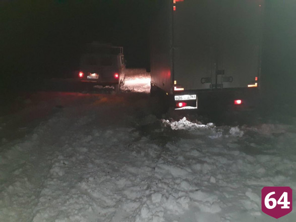 Водитель грузовика застрял на заснеженном поле