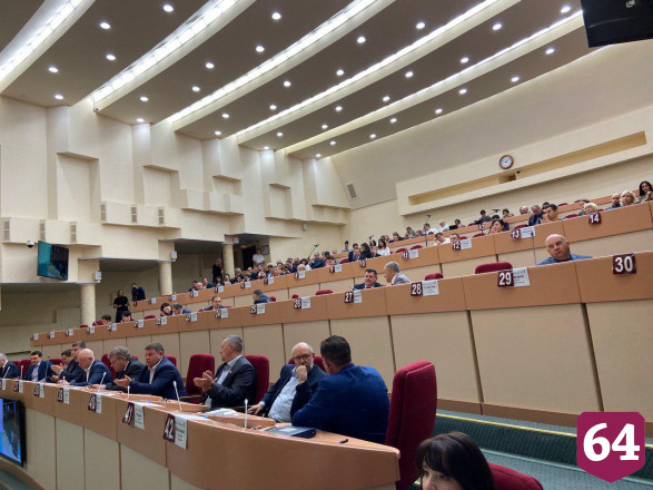 Спикер гордумы подаст иск против депутата за угрозу облить водой 