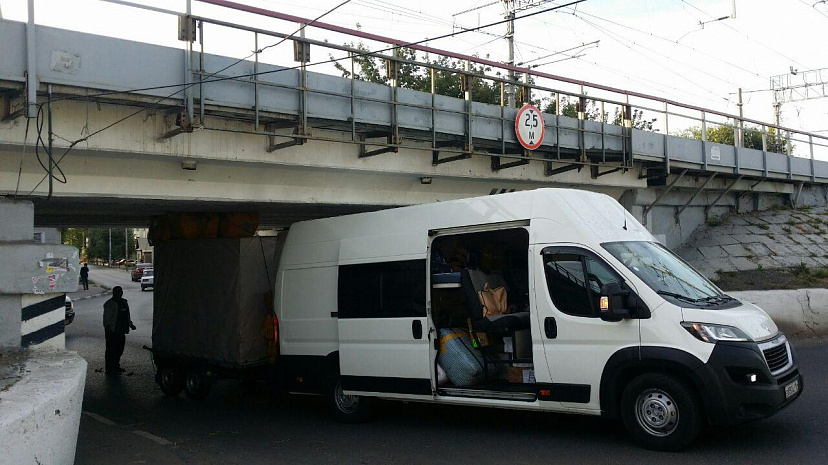 Под саратовским мостом застрял микроавтобус