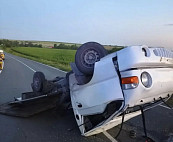 В Саратовской области грузовик врезался в ограждение и перевернулся