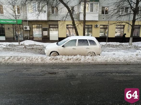 В Саратове после прорыва легковой автомобиль вмерз в лед