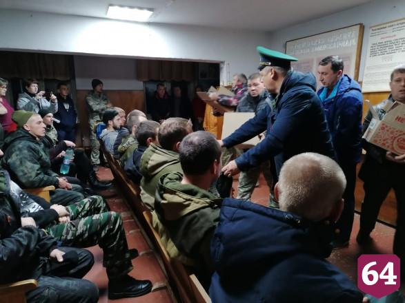 Мобилизованных саратовцев на проводах благословляли священники и имамы