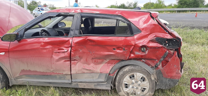 В аварии с грузовиком под Саратовом пострадали две женщины и мужчина