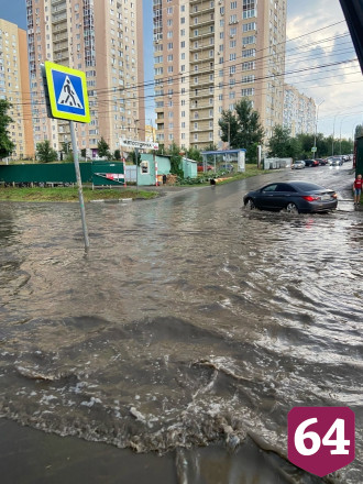 В Саратове потоп превратил автомобили в корабли