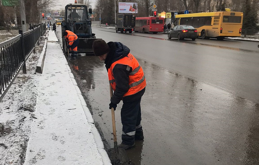 Снег на улицах Саратова убирают более 200 рабочих 