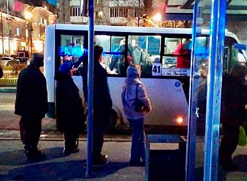 В Саратове из-за очередей на автобус перевозчика могут снять с маршрута