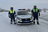 Саратовские полицейские помогли водителю фуры заменить пробитое колесо