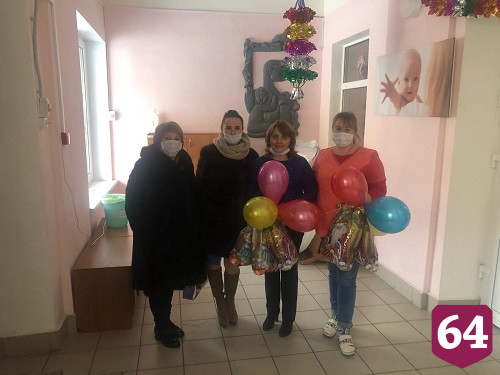 Мастерицы Энгельсского дома-интерната передали теплые подарки малышам