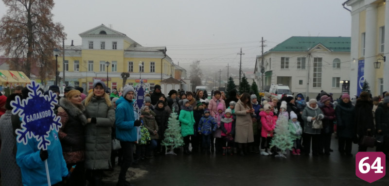 На открытии театрального фестиваля «Снег» гостей угощали мандаринами