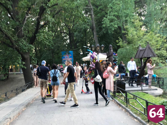 Жители Саратова проводят вечер на каруселях без масок