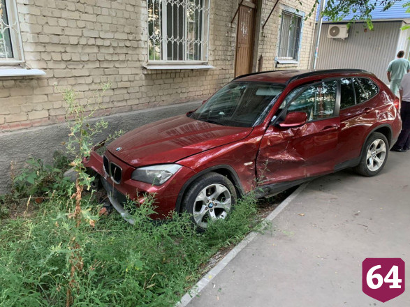 В Саратове BMW после ДТП с «Калиной» вылетела на тротуар 