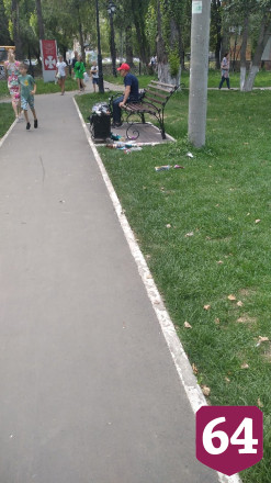 В Саратове сквер завалили мусором