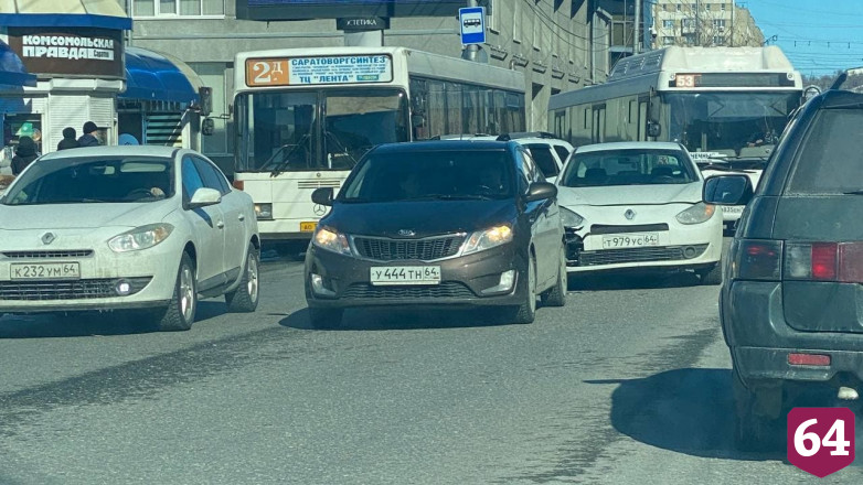 ДТП с иномарками парализовало движение в центре Саратова