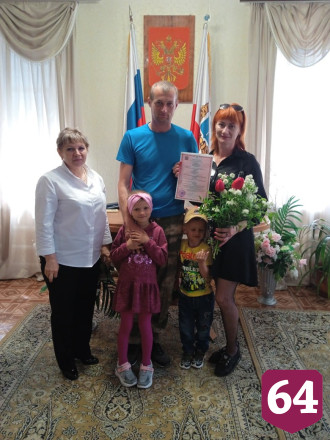 Многодетные родители поженились после участия главы семьи в СВО