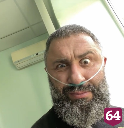 Саратовский силач победил пневмонию и призвал носить врачей на руках