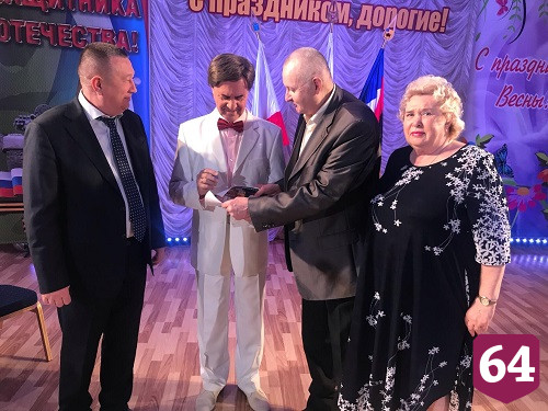 В энгельсском интернате пел Сметанников и вручали юбилейные медали 