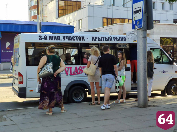 Саратовцы отдыхают в скверах и ходят за покупками без масок