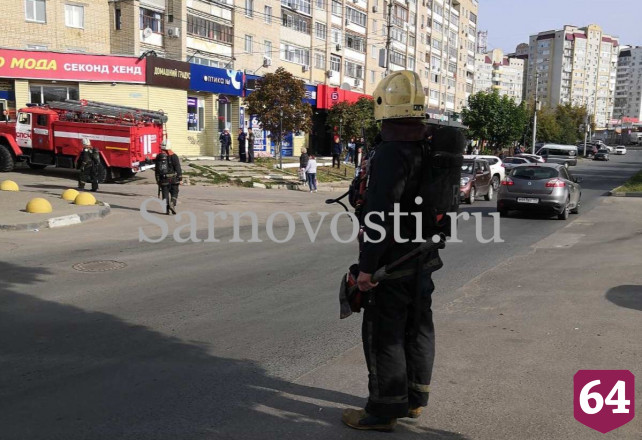 В Саратове из горящего ТЦ «Синий кит» эвакуировали 150 человек