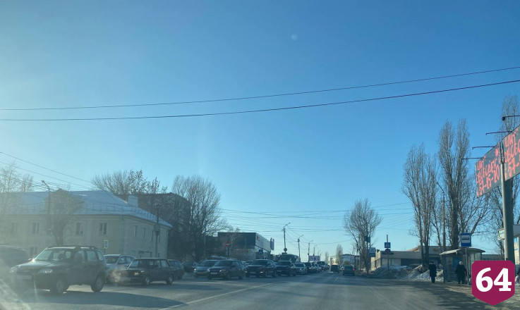 Оторванное колесо грузовика спровоцировало крупную пробку в Саратове