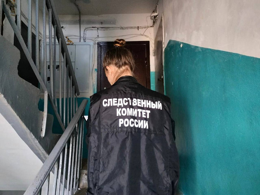 Саратовца нашли мертвым в подъезде собственного дома