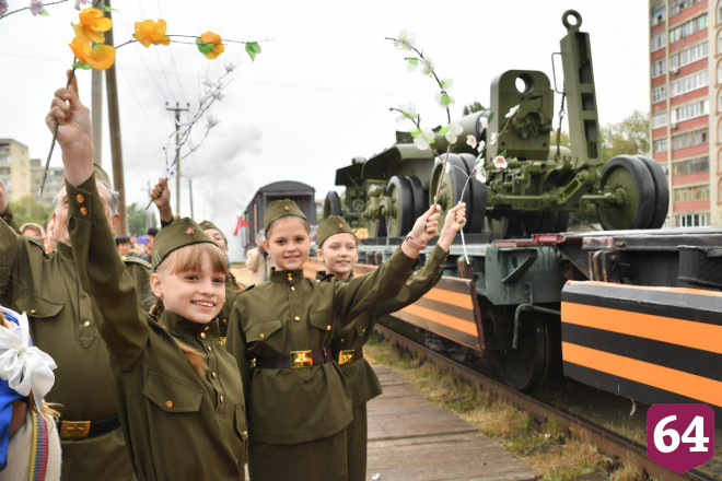 Жители Энгельса встретили ретропоезд «Воинский эшелон»