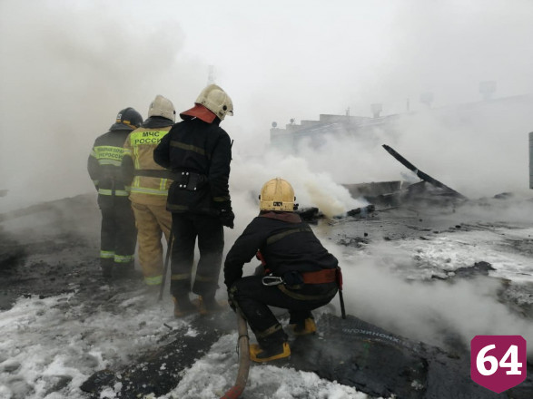 В Саратове крупный пожар уничтожил СТО