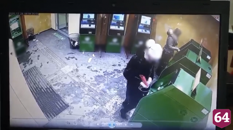 Женщина украла деньги из банкомата и попала на камеры