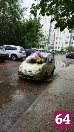 Горожане завалили малолитражку пакетами с мусором