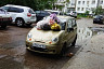 Горожане завалили малолитражку пакетами с мусором