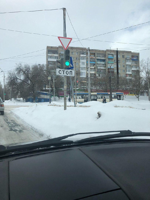 Жителям Саратова поднял настроение «стесняющийся знак» 