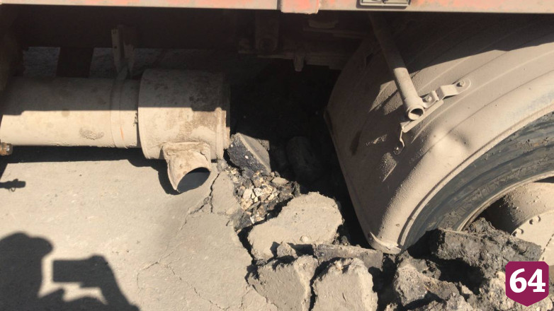 В Саратове мусоровоз увяз в грязи 