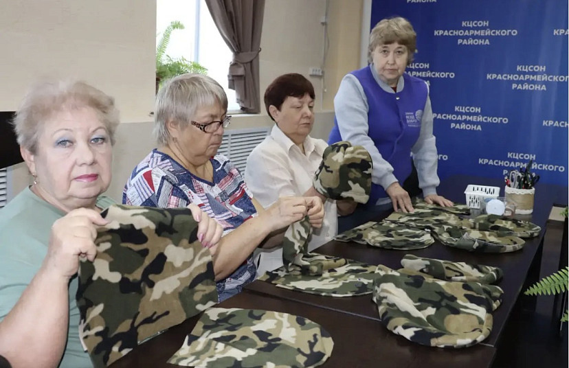 Саратовские волонтеры шьют камуфляжные балаклавы для бойцов СВО