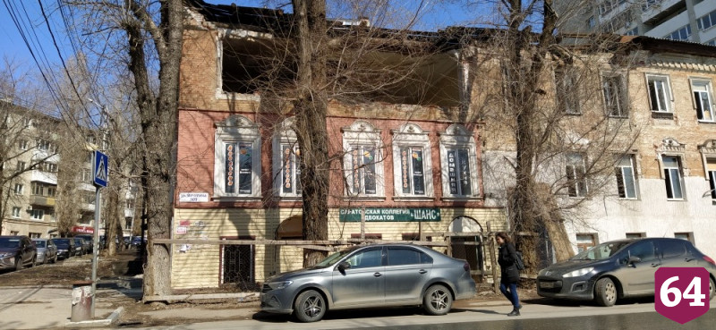 В центре Саратова пешеходам угрожает обрушение аварийного дома