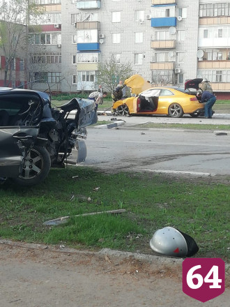 В ДТП под Саратовом иномарки выбросило на тротуар