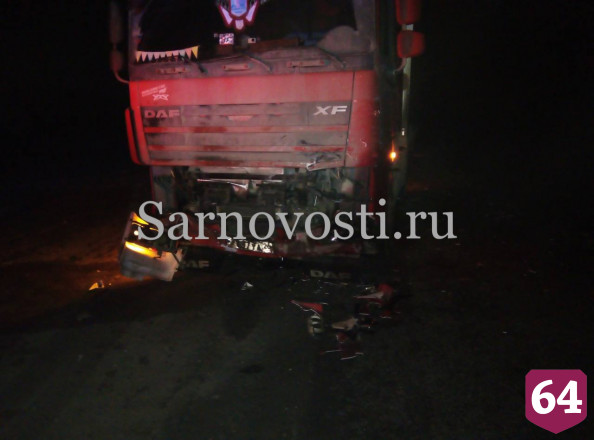 После ДТП с фурой под Саратовом 17-летнюю девушку зажало в салоне 