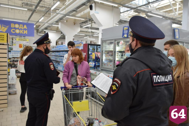 В саратовских торговых центрах игнорируют масочный режим 