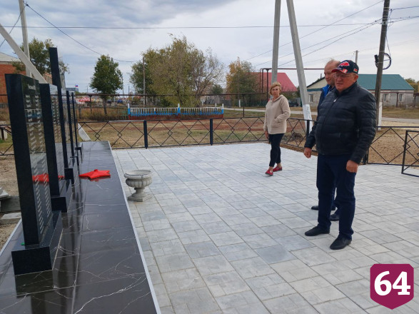 В саратовском селе имена бойцов СВО увековечили на мемориале 