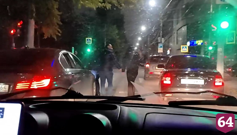 Саратовцы устроили дискотеку на проезжей части